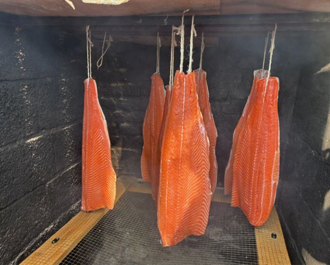 Fumage du saumon par l'atelier Osleaux, pr&egrave;s de Charleville M&eacute;zi&egrave;res